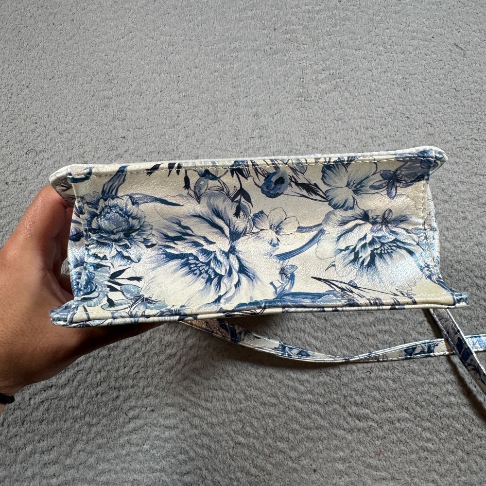 Betsey Johnson Kitsch Toile Pearl Blue and White Floral Phone Handbag Wireless - Picture 5 of 9